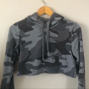 Hollister Cropped Hoodie in gray camo